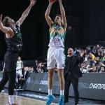 Alex Reyes lanza a canasta ante el Darussafaka