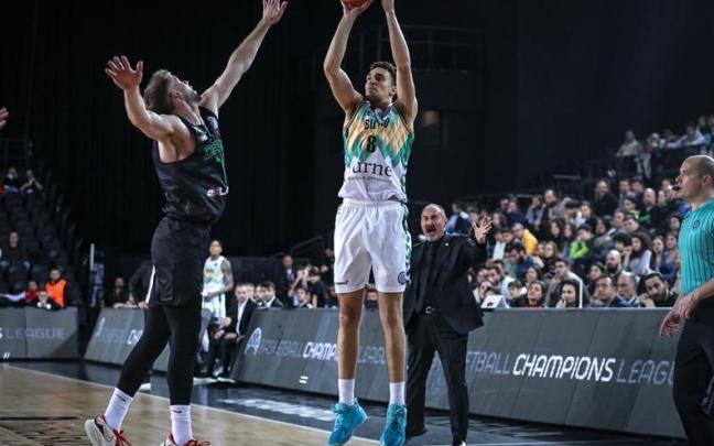 Alex Reyes lanza a canasta ante el Darussafaka