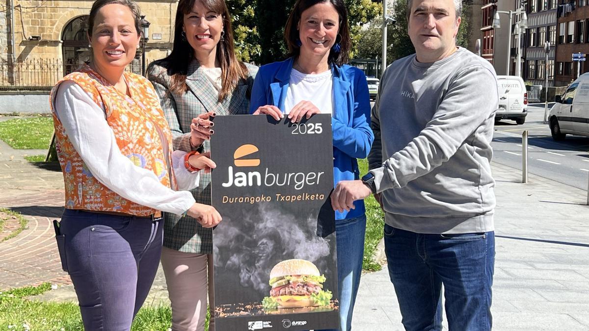 Jesica Ruiz, Leire Sáez, Mireia Elkoroiribe e Iñigo Kortabitarte en la presentación.