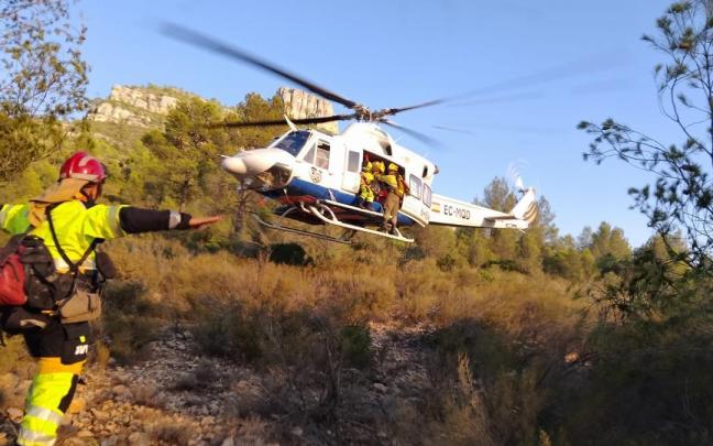 Imagen de archivo de medios movilizados para extinguir un incendio forestal en Valencia. Imagen de archivo de medios movilizados para extinguir un incendio forestal en Valencia.