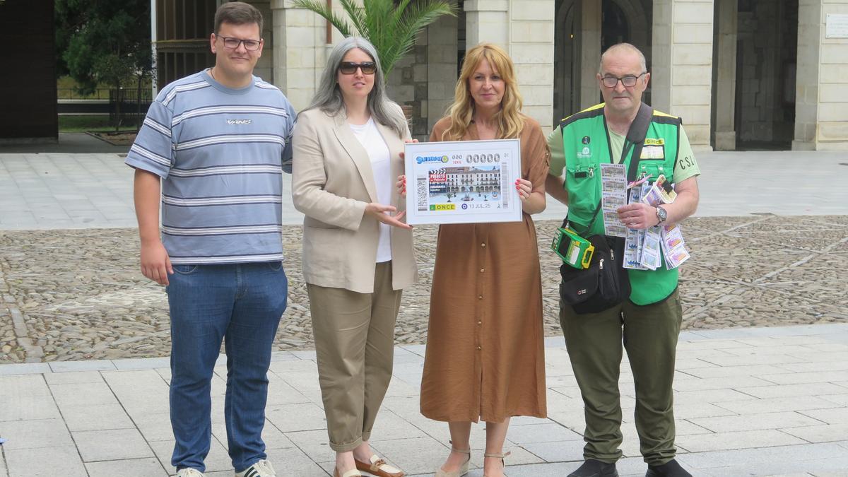 El concejal Iñaki Mendiluze, la delegada de ONCE Euskadi Usue Vallejo, la alcaldesa en funciones Nerea Errasti y el vendedor Javier Plazaola, en la presentación del cupón.