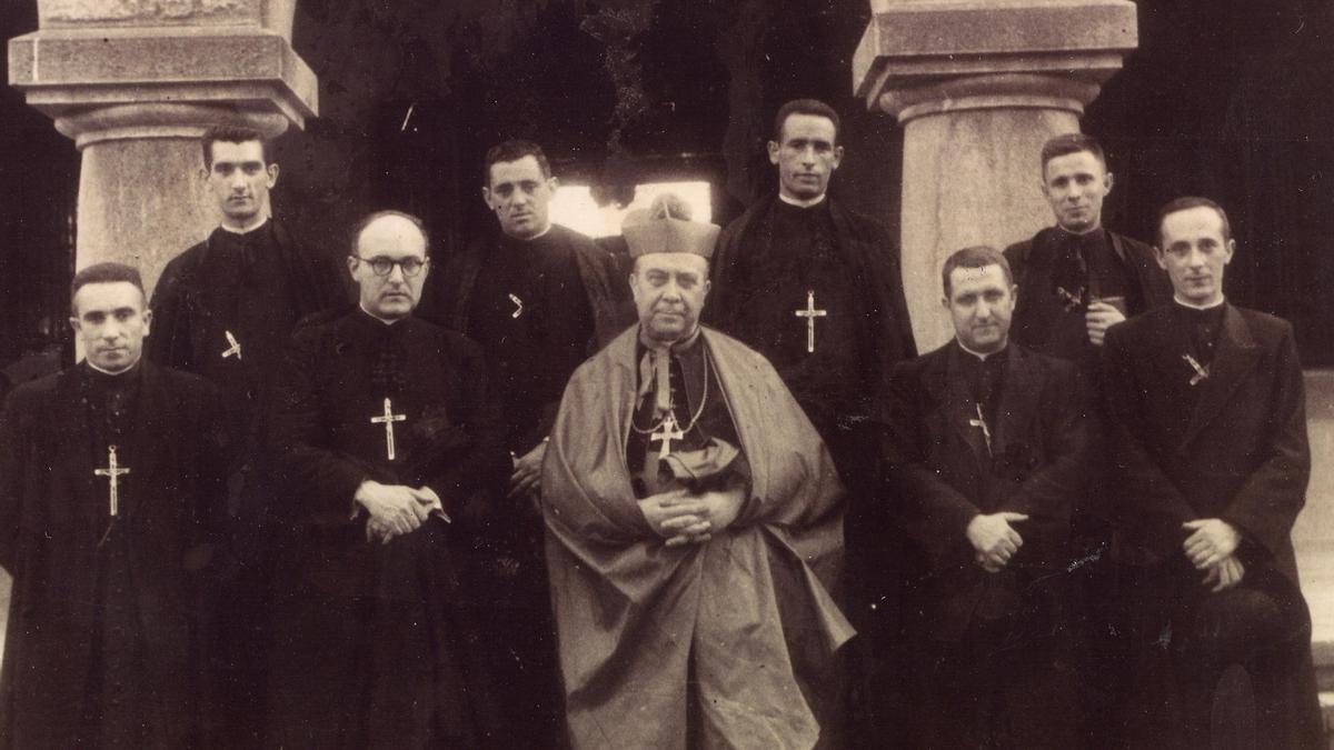 Los ocho primeros misioneros de Vitoria y el Obispo