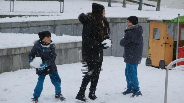 Una familia juega con la nieve, en la trinchera de Zumarraga.