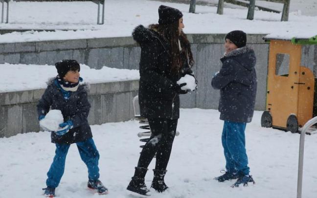 Una familia juega con la nieve, en la trinchera de Zumarraga.
