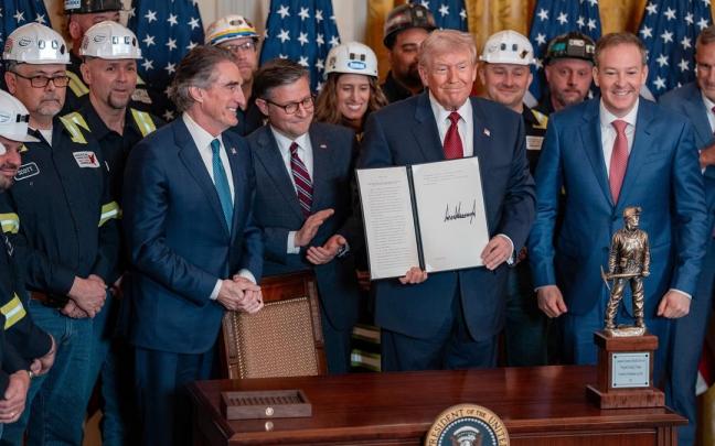 Trump ordena impulsar el uso de carbón y destina 175 millones de dólares a plantas de este combustible.