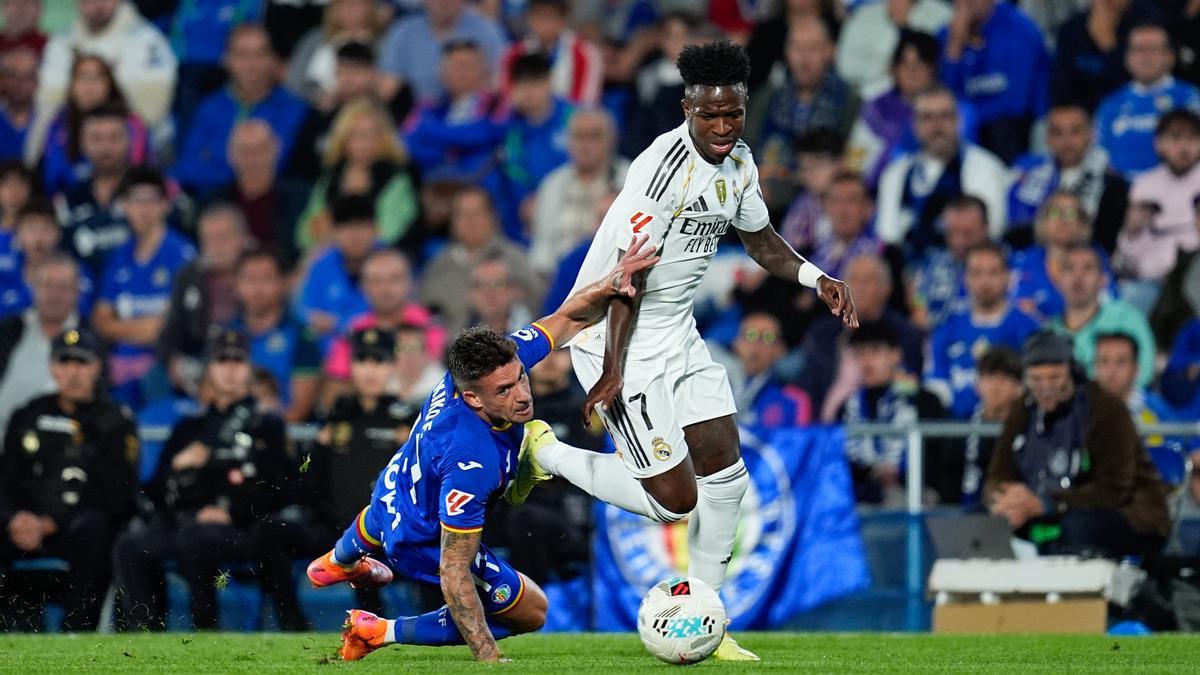 Vinicius tratar de zafarse de Kiko Femenía.