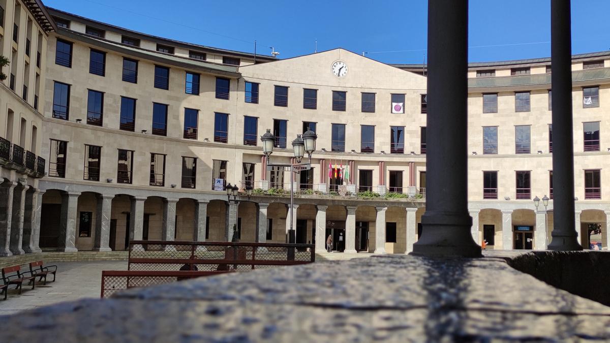 Fachada del Ayuntamiento de Llodio desde el pórtico de la parroquia de San Pedro de Lamuza