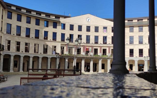 Fachada del Ayuntamiento de Llodio desde el pórtico de la parroquia de San Pedro de Lamuza