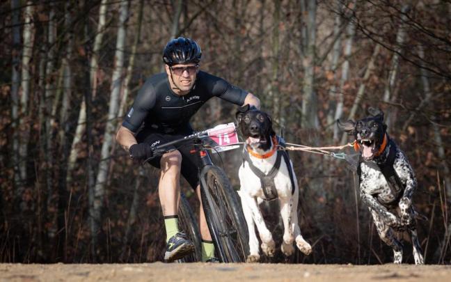 Jon González compitiendo junto a sus perros.