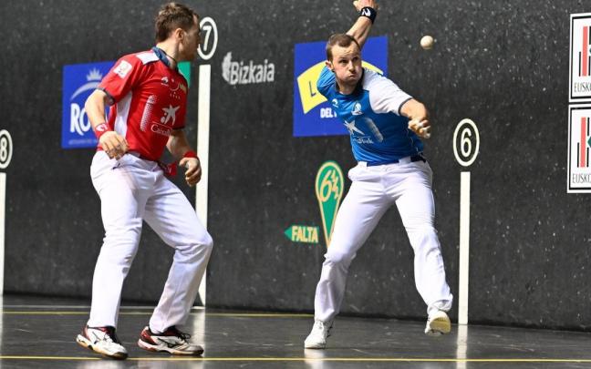Aitor Elordi golpea con la derecha ante Unai Laso en el frontón Bizkaia.