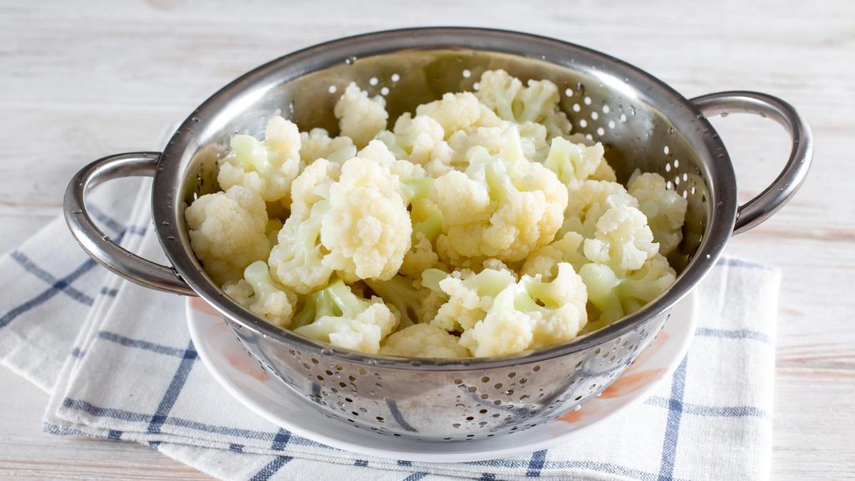 Una colifór cocida al vapor lista para ser marinada.