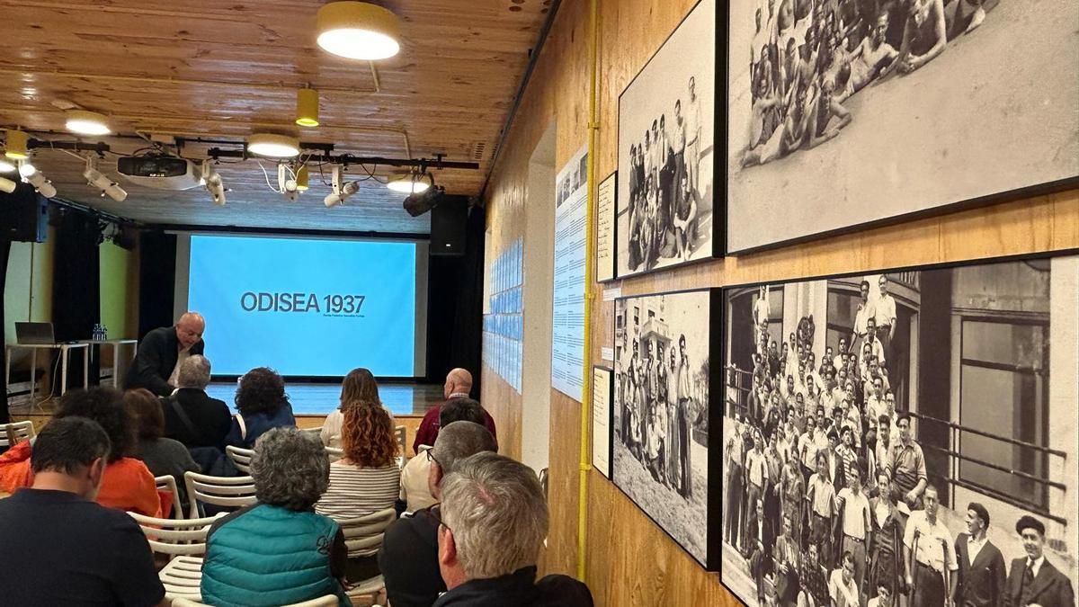 La inauguración estuvo acompañada por una charla por parte de los comisarios de la muestra