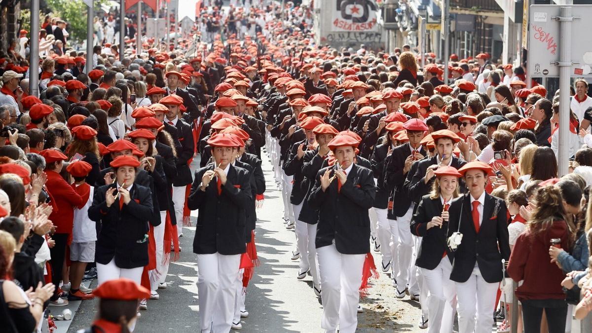 La compañía Landetxa de Irun desfilando un 30 de junio.