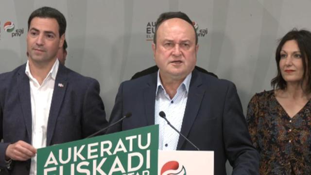 Andoni Ortuzar durante su comparecencia en Sabin Etxea tras la jornada electoral.