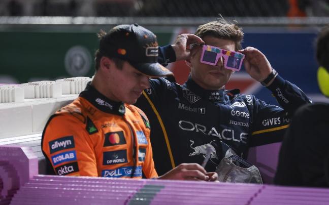 Max Verstappen bromea ante Lando Norris tras lograr la victoria en el Gran Premio de Las Vegas.