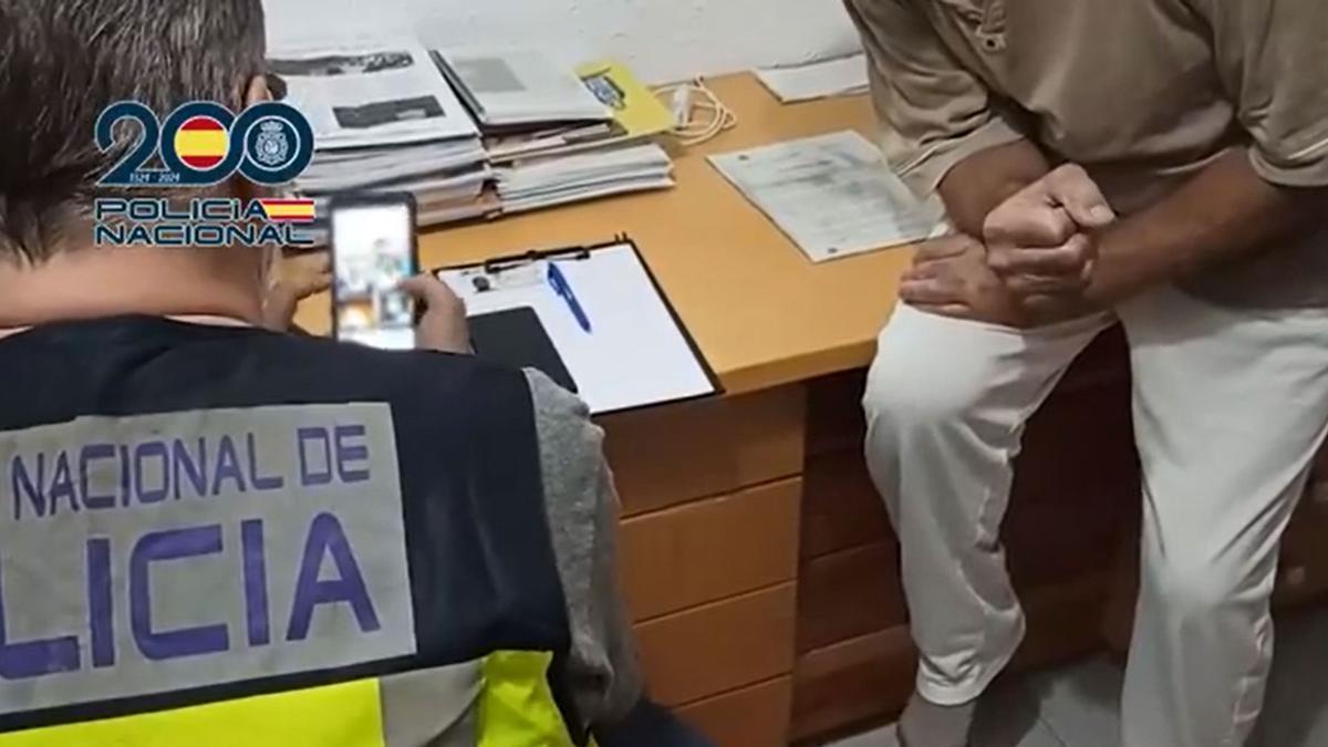 Agentes de la Policía Nacional investigan el material pedófilo incautado.