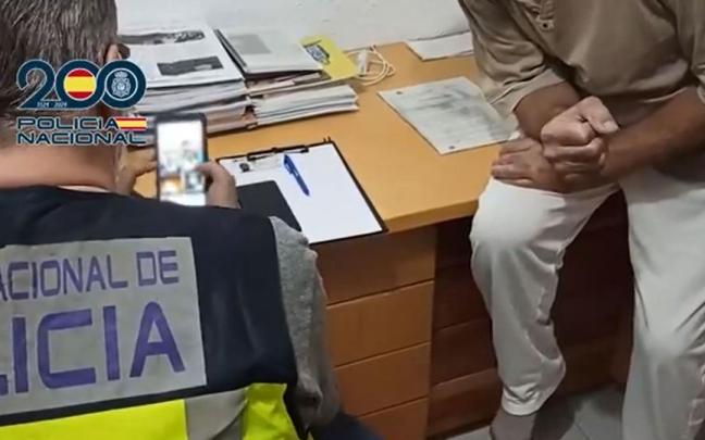 Agentes de la Policía Nacional investigan el material pedófilo incautado.
