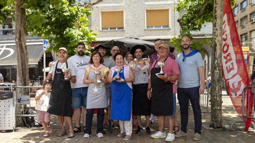 Los cocineros más destacados posan con sus trofeos tras el final del concurso.