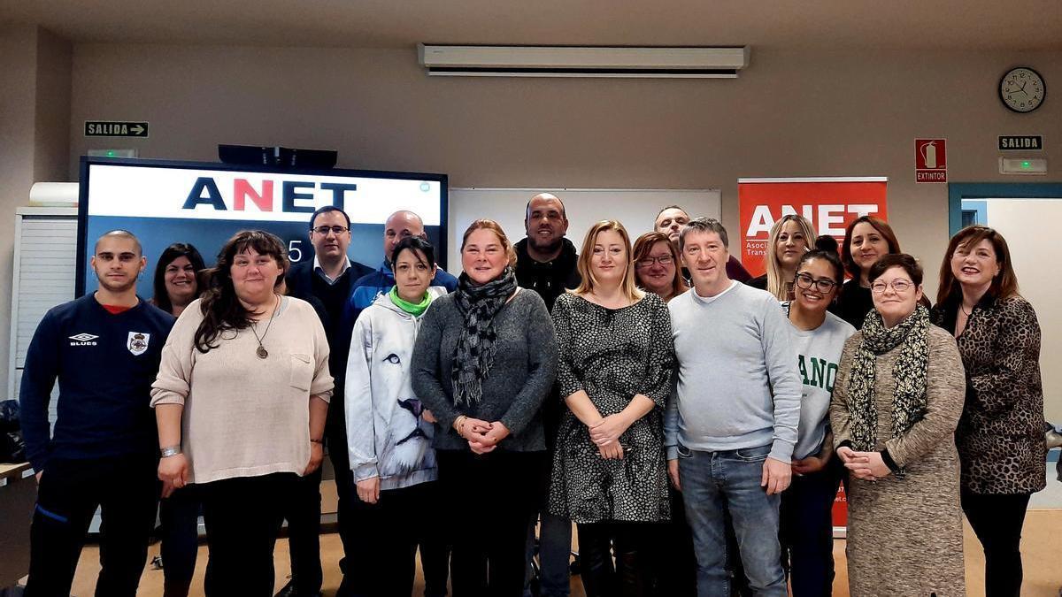 Miriam Martón con el grupo de personas que han comenzado su formación para la conducción de autobuses