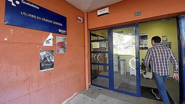 Un hombre entra en el centro de salud de Usurbil.