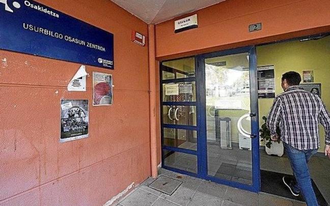 Un hombre entra en el centro de salud de Usurbil.