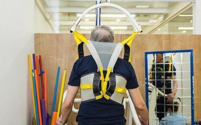 Un afectado de ELA haciendo rehabilitación.