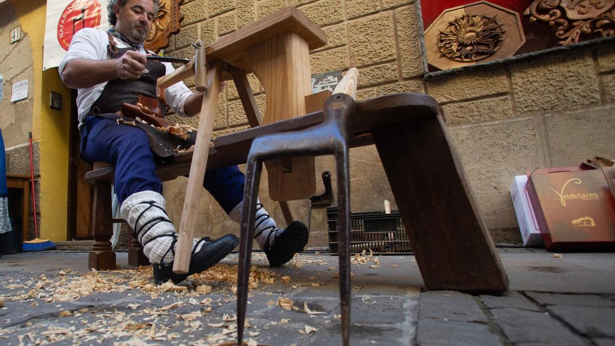 Iñaki Moneo mientras fabrica el mango de una laya.