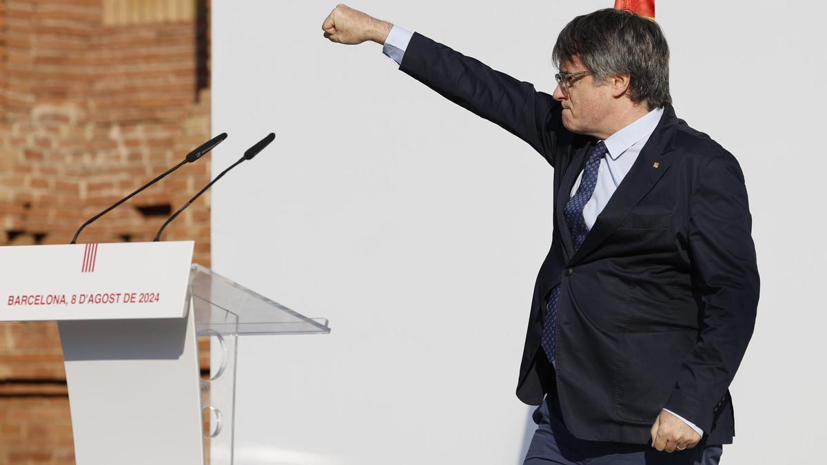 Puigdemont, con el puño en alto durante su reaparición en Barcelona.