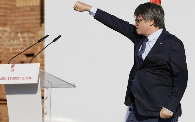 Puigdemont, con el puño en alto durante su reaparición en Barcelona.
