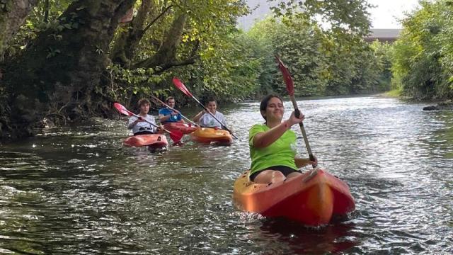 Varios jóvenes practicando piragüismo.