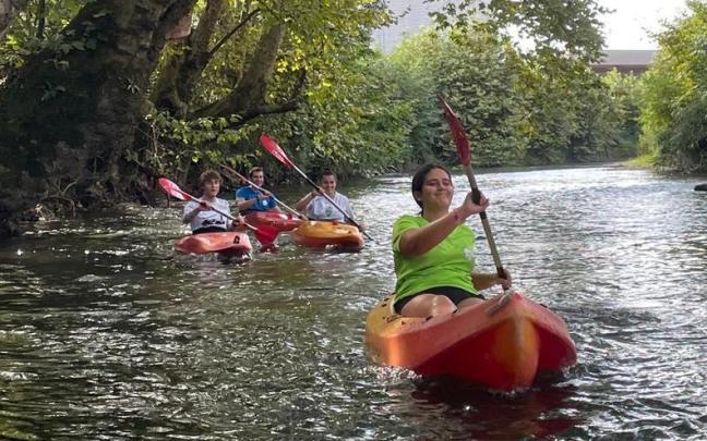 Varios jóvenes practicando piragüismo.