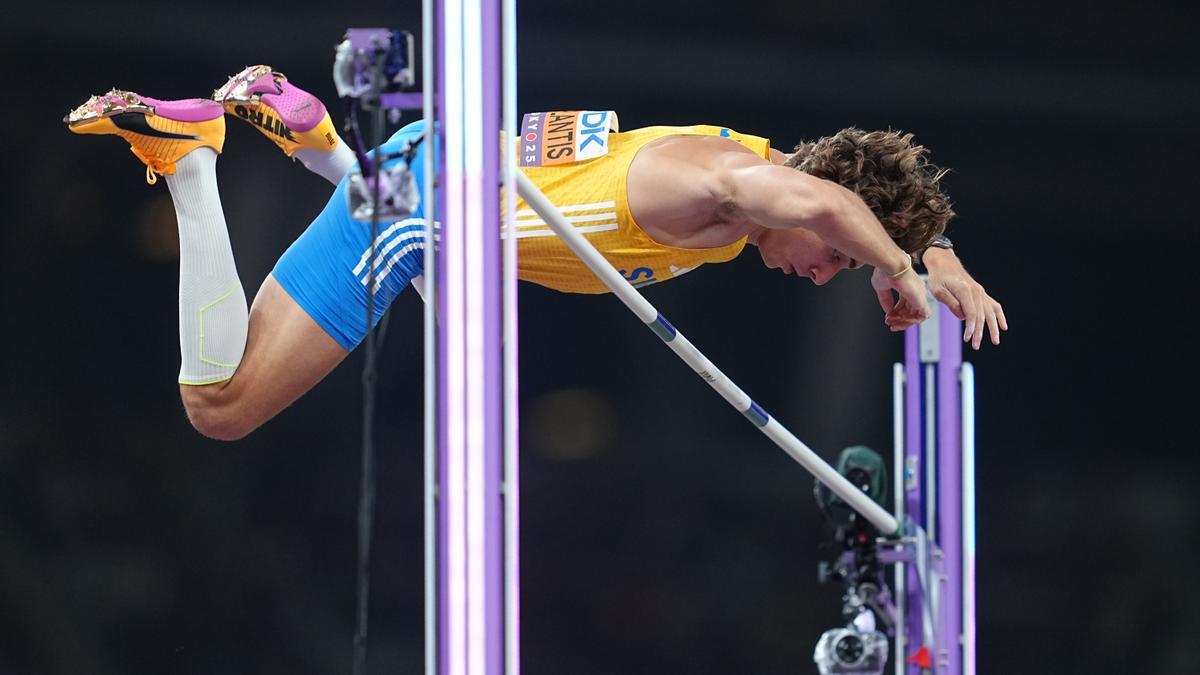 Duplantis supera el listón para batir el récord mundial de salto con pértiga.