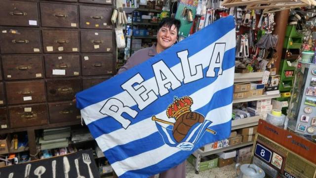 Noelia Branderiz, con la bandera de la Real, en la ferretería Urdangarin.