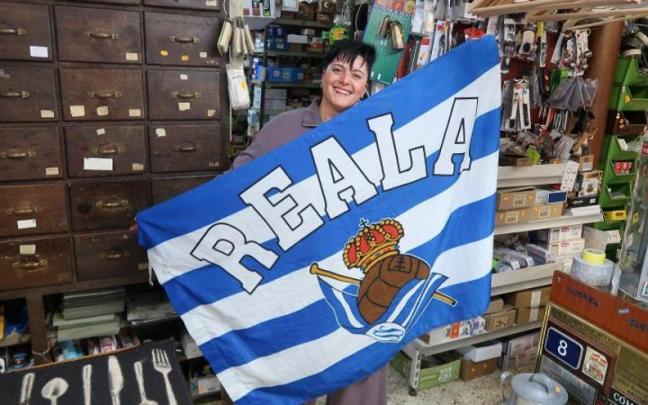 Noelia Branderiz, con la bandera de la Real, en la ferretería Urdangarin.