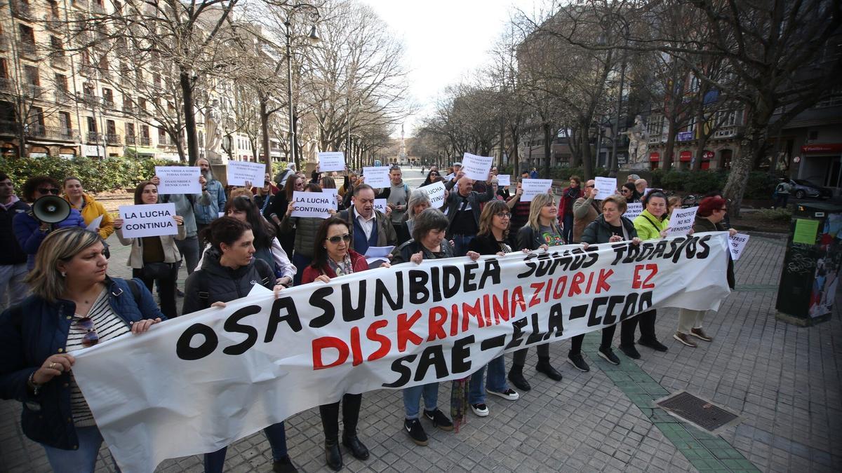 Concentración de SAE, ELA y CCOO frente al Parlamento de Navarra.