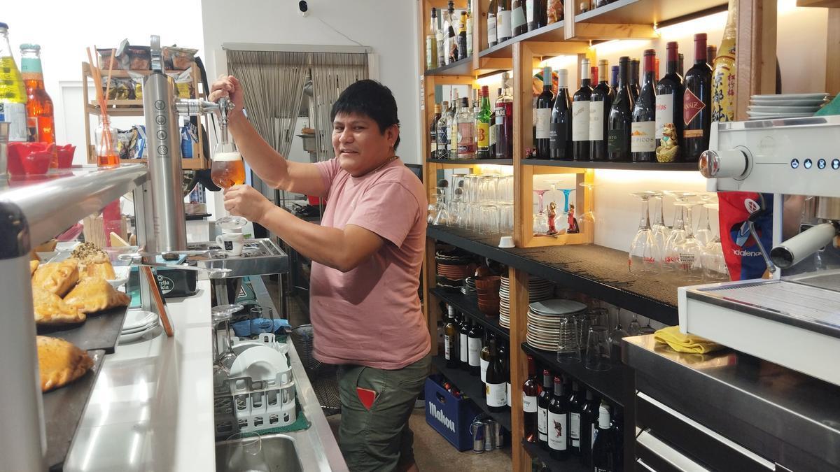 Lutxo Herrera en la barra del restaurante Yakura.