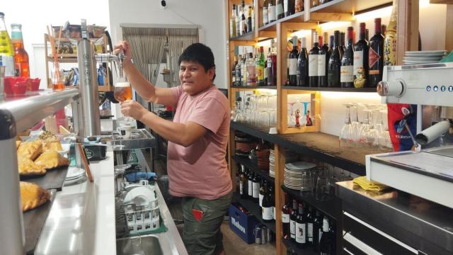 Lutxo Herrera en la barra del restaurante Yakura.