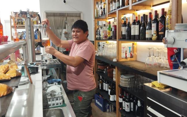 Lutxo Herrera en la barra del restaurante Yakura.