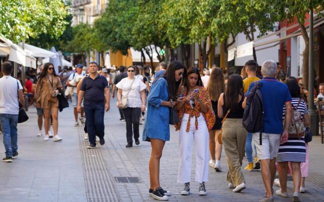 Turistas paseando por una calle peatonal.