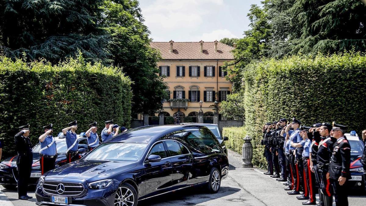 El coche fúnebre de Berlusconi abandona su mansión en Arcore.