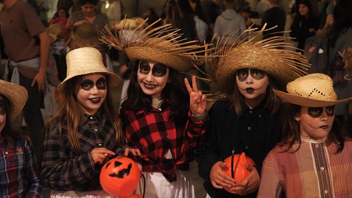 Las sonrisas no faltaron en la comitiva que dio forma a la primera Gau Beltza de Azpeitia.
