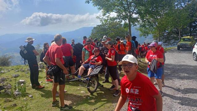 Voluntarios, familiares y niños y jóvenes participantes en el campamento familiar en Xoxote.