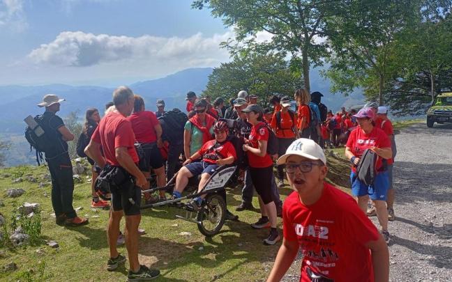 Voluntarios, familiares y niños y jóvenes participantes en el campamento familiar en Xoxote.