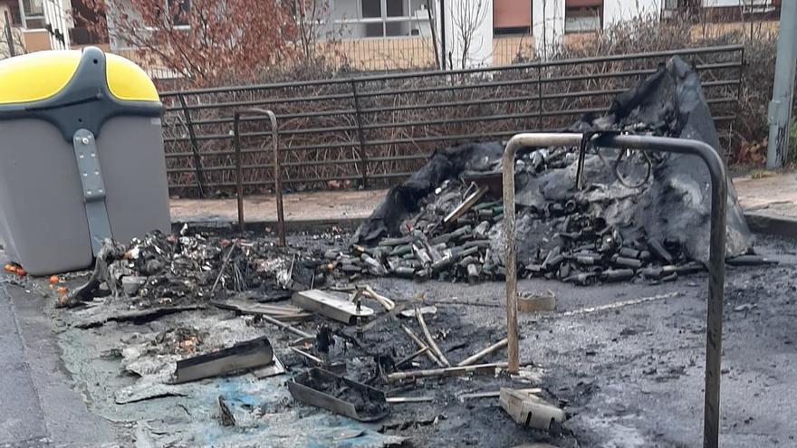 Los contenedores se quemaron junto a la facultad Huhezi de Mondragon Unibertsitatea, en el barrio de Dorleta y en Olazar, entre otros puntos.