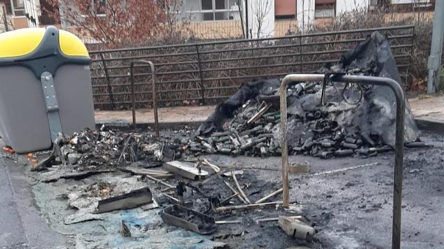 Los contenedores se quemaron junto a la facultad Huhezi de Mondragon Unibertsitatea, en el barrio de Dorleta y en Olazar, entre otros puntos.