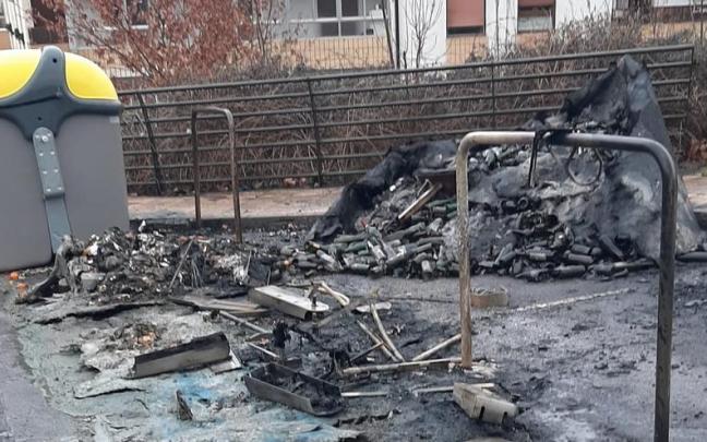 Los contenedores se quemaron junto a la facultad Huhezi de Mondragon Unibertsitatea, en el barrio de Dorleta y en Olazar, entre otros puntos.