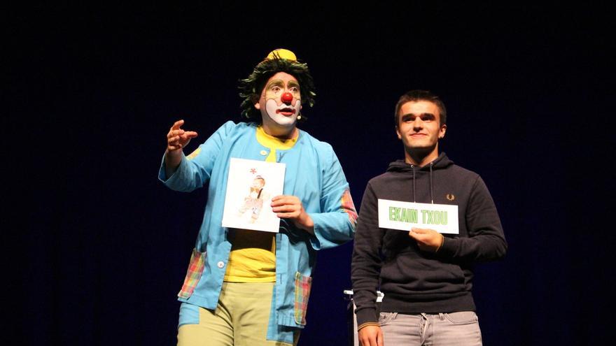 Potx Magoa, personaje al que da vida Josu Zubia, durante uno de sus espectáculos en el que combina ilusión y humor a partes iguales.