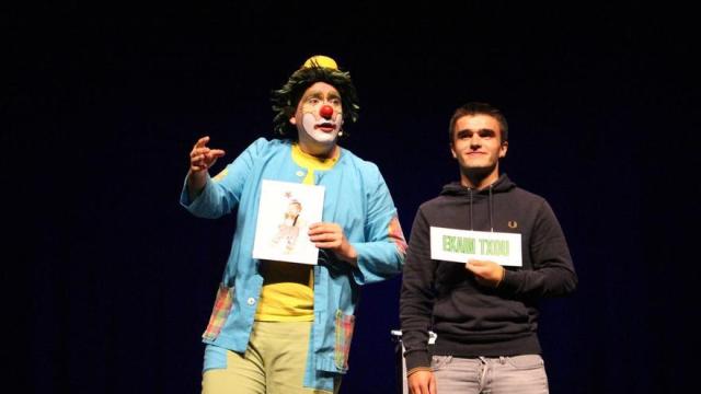 Potx Magoa, personaje al que da vida Josu Zubia, durante uno de sus espectáculos en el que combina ilusión y humor a partes iguales.