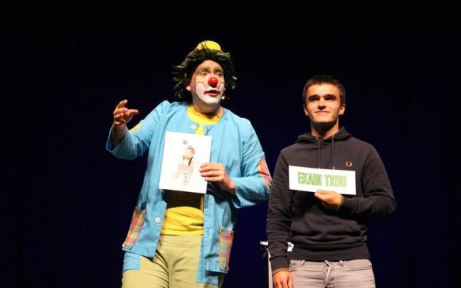 Potx Magoa, personaje al que da vida Josu Zubia, durante uno de sus espectáculos en el que combina ilusión y humor a partes iguales.