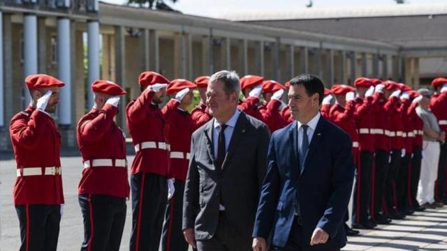 El lehendakari Pradales y el consejero Zupiria pasan revista a los agentes de la Ertzaintza.